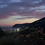 A House With A View 公寓
