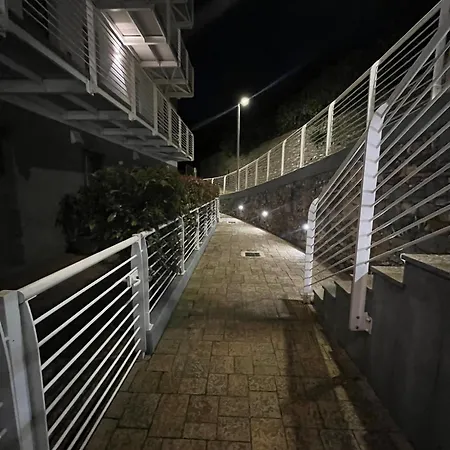 A House With A View אלסיו